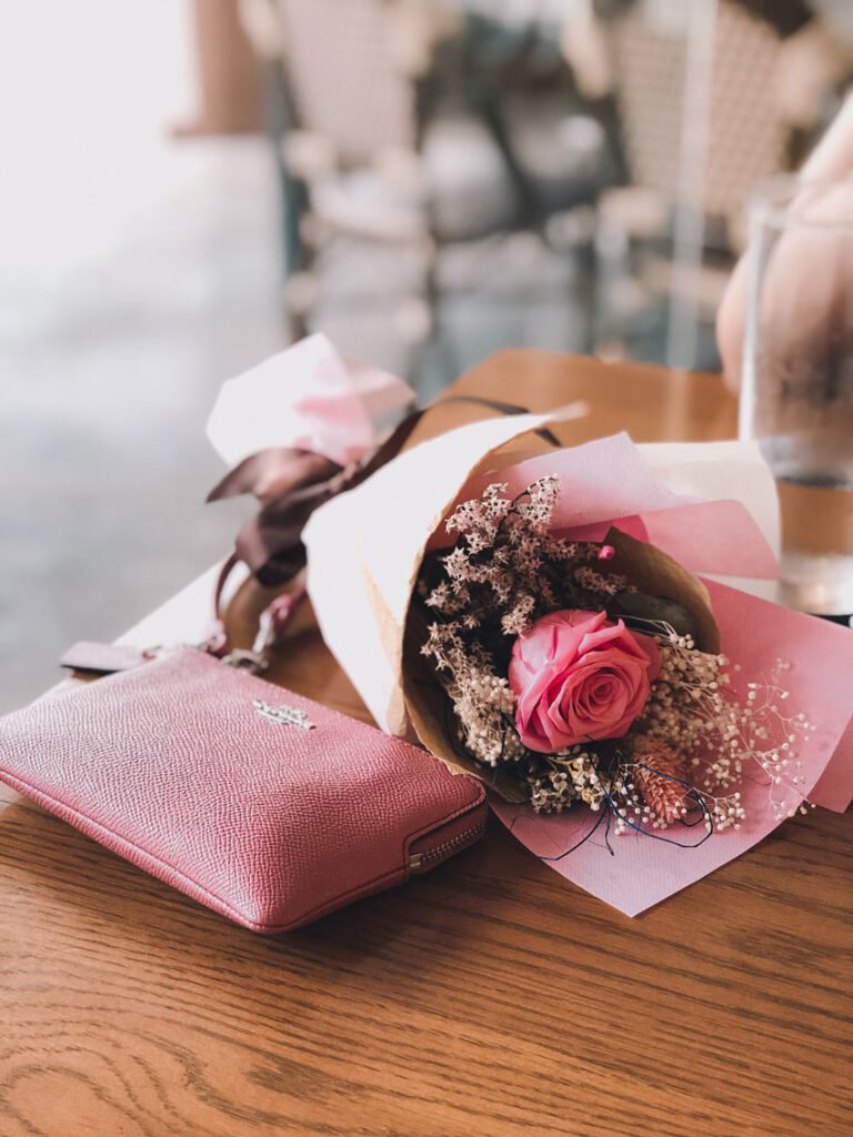 pink-vegan-wallet-next- to-a-rose-bouquet